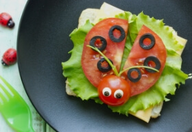 العلاقة بين الطعام والفن: استكشاف التعبير الإبداعي