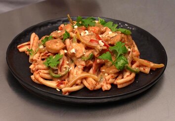 Shrimp with cashews and peanuts pasta